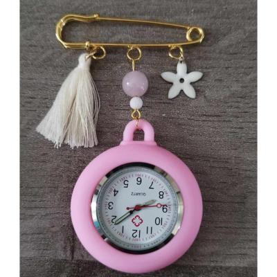 Broche montre Octobre rose Lou
