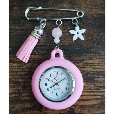 Broche montre Octobre rose Louise