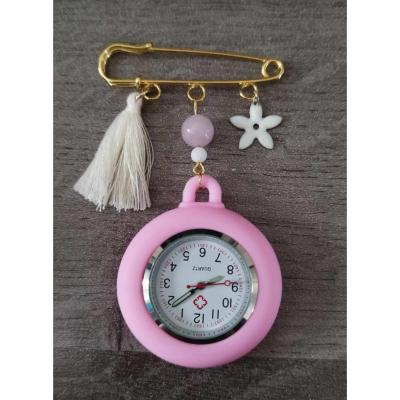 Broche montre Octobre rose Lou